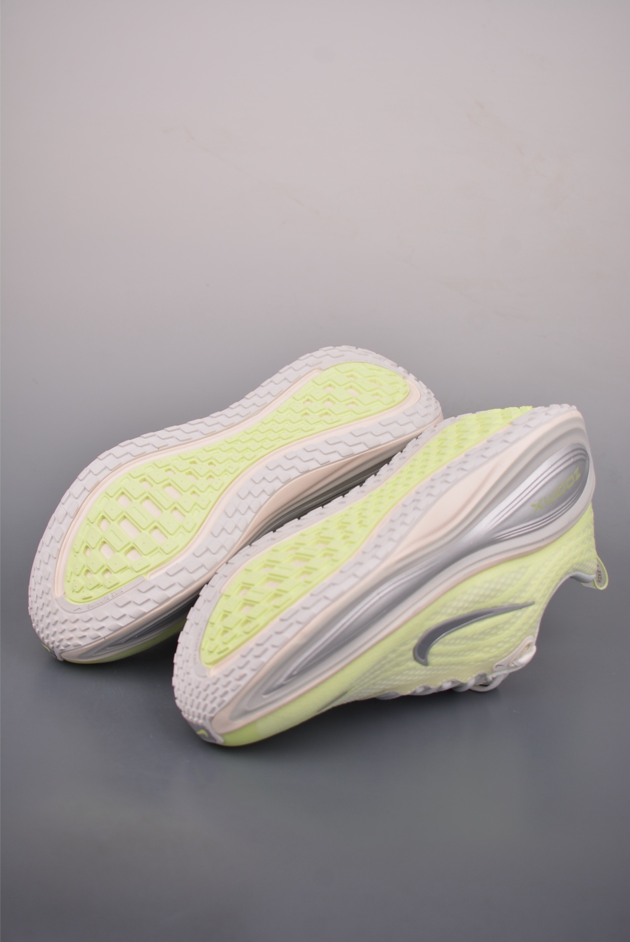 Nike Nike Air Zoom Vomero PLUS — White / Volt Glow — Metallic Silver — foto 5