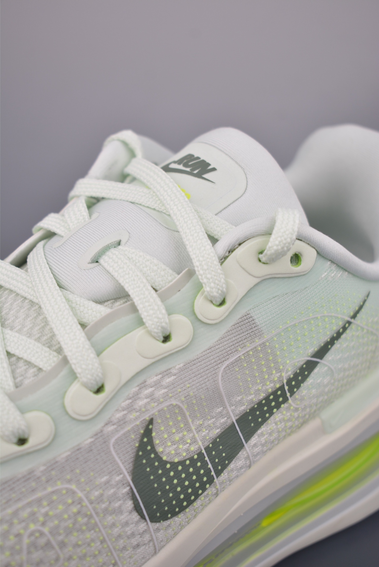Nike Nike Vomero Premium — Barely Volt — HQ2050-300 — foto 4