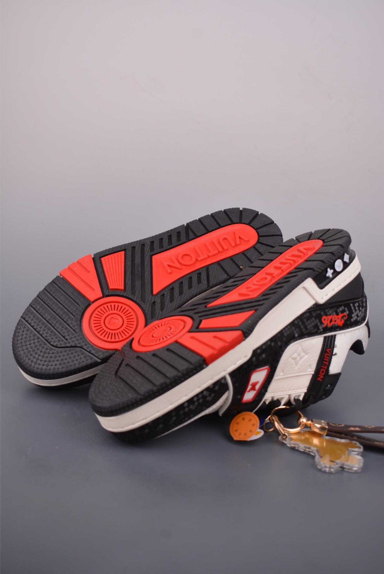 Louis Vuitton LV Trainer — Year of the Horse — Beige / Nero / Rosso — foto 4