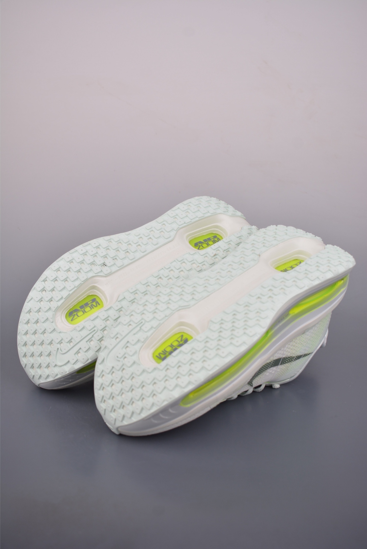 Nike Nike Vomero Premium — Barely Volt — HQ2050-300 — foto 5