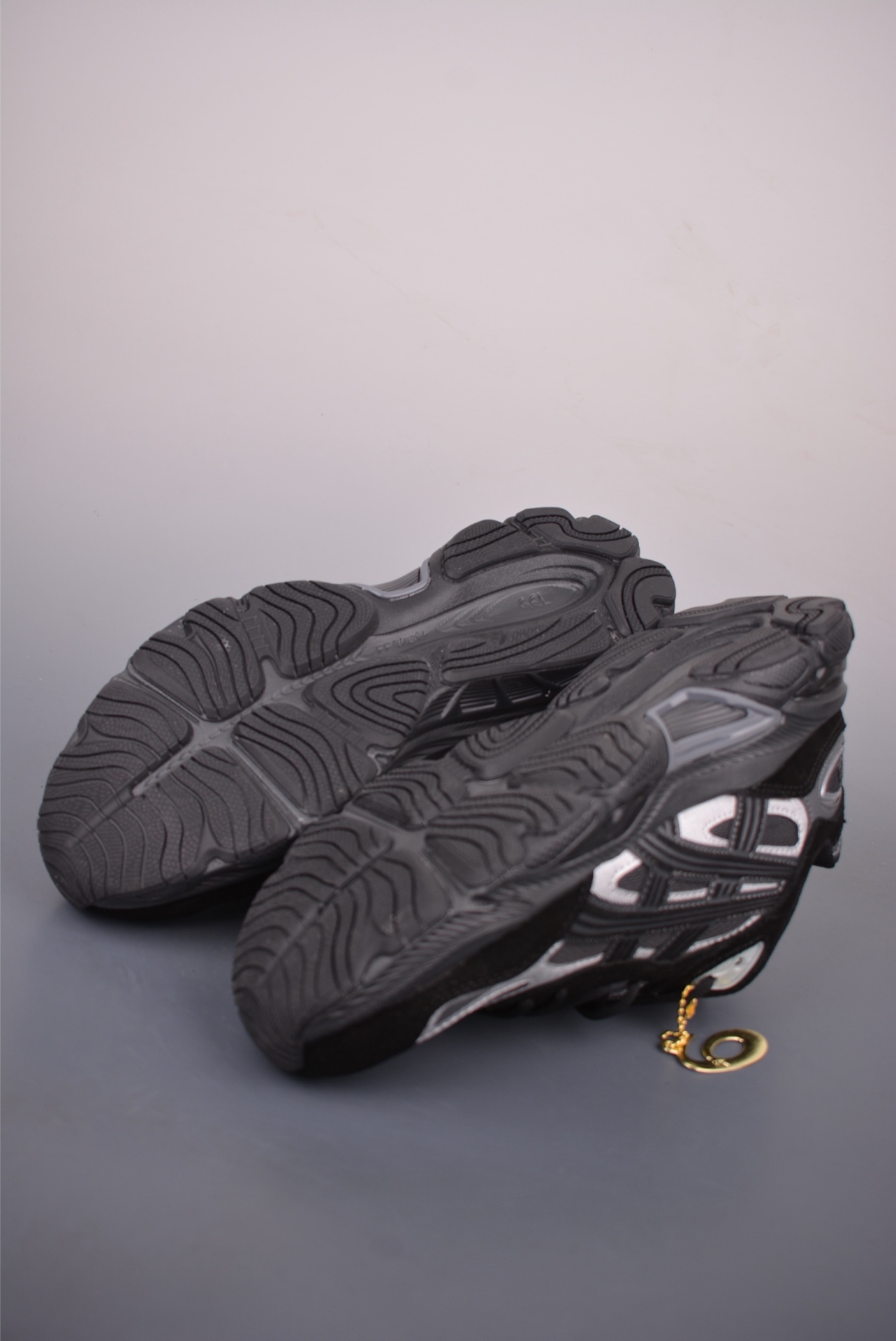ASICS GEL-NYC — Nero / Grigio / Argento — foto 4