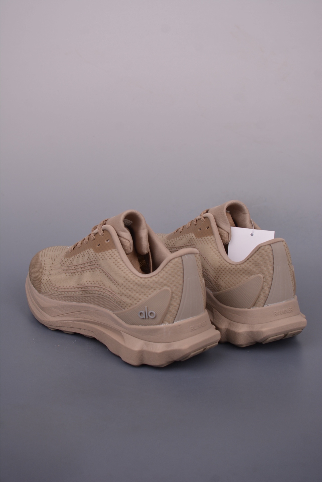 Alo Runner — Beige / Sabbia