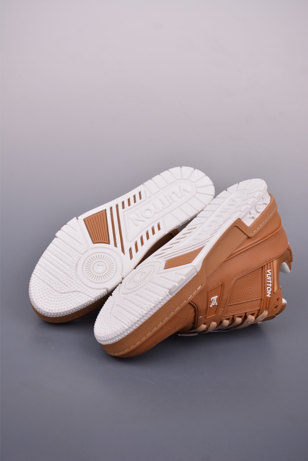 Louis Vuitton LV Trainer Sneaker Low — Leather Brown — 1AHTSB — foto 4