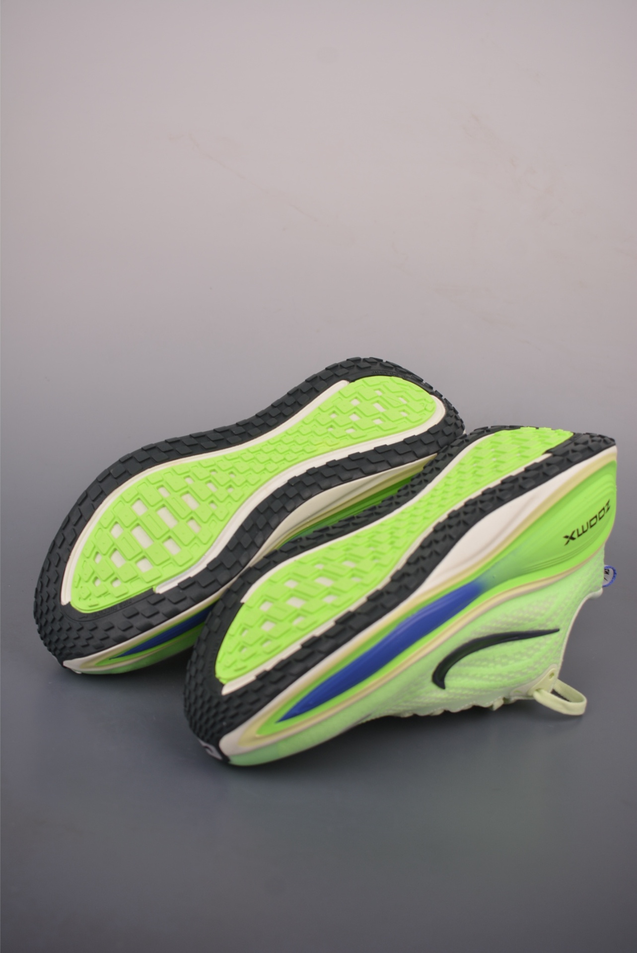 Nike Nike Air Zoom Vomero PLUS — Volt Tint / Lime Blast — HV8150-702 — foto 5
