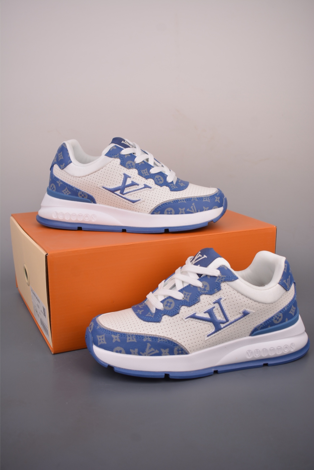 Louis Vuitton LV Classic Sneaker — Bianco / Blu Monogram — 1AHSV1 — foto 3