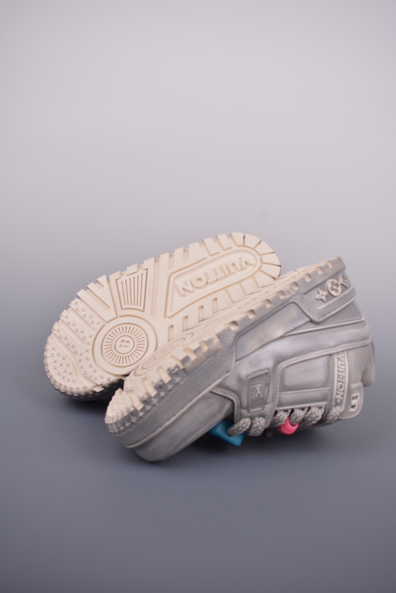Louis Vuitton LV Trainer Maxi Low Leather — Grigio Effetto Vintage / Perline Multicolor — 1AB8ZG — foto 4