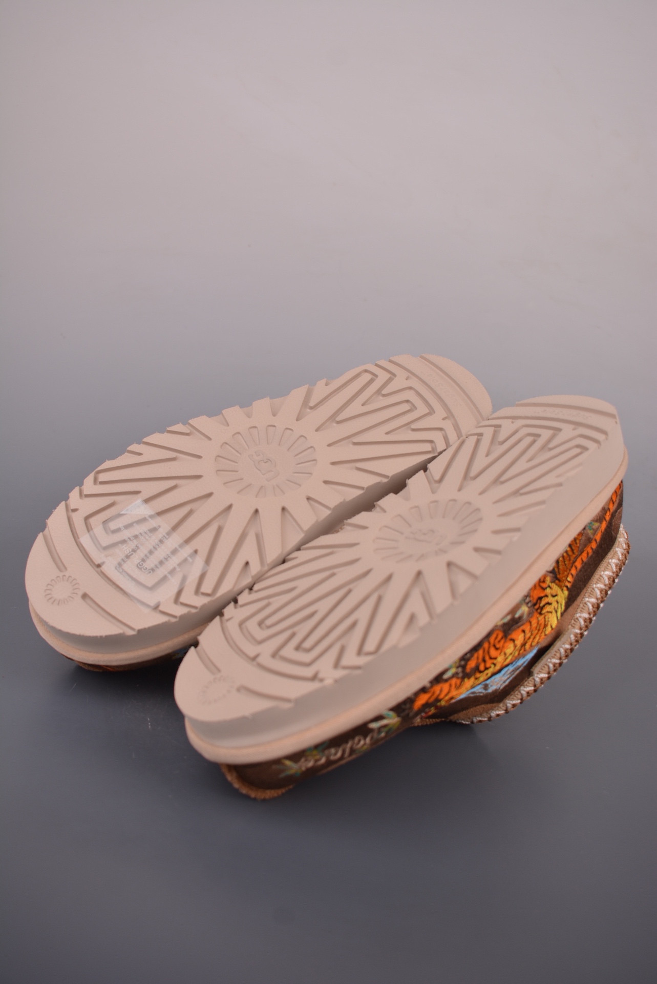 UGG Palace x UGG Tasman Slipper Tiger Pack — Chestnut — 1172070-CTCM — foto 4