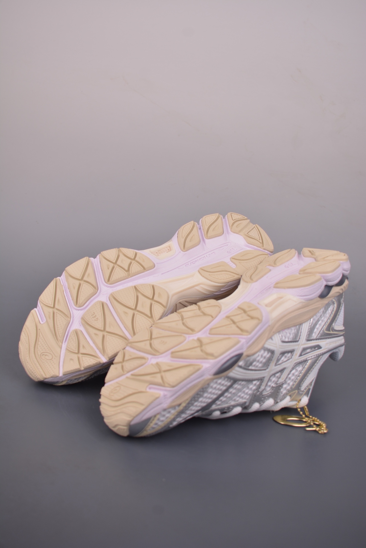 ASICS GEL-Cumulus 16 — Bianco / Argento / Crema — foto 3