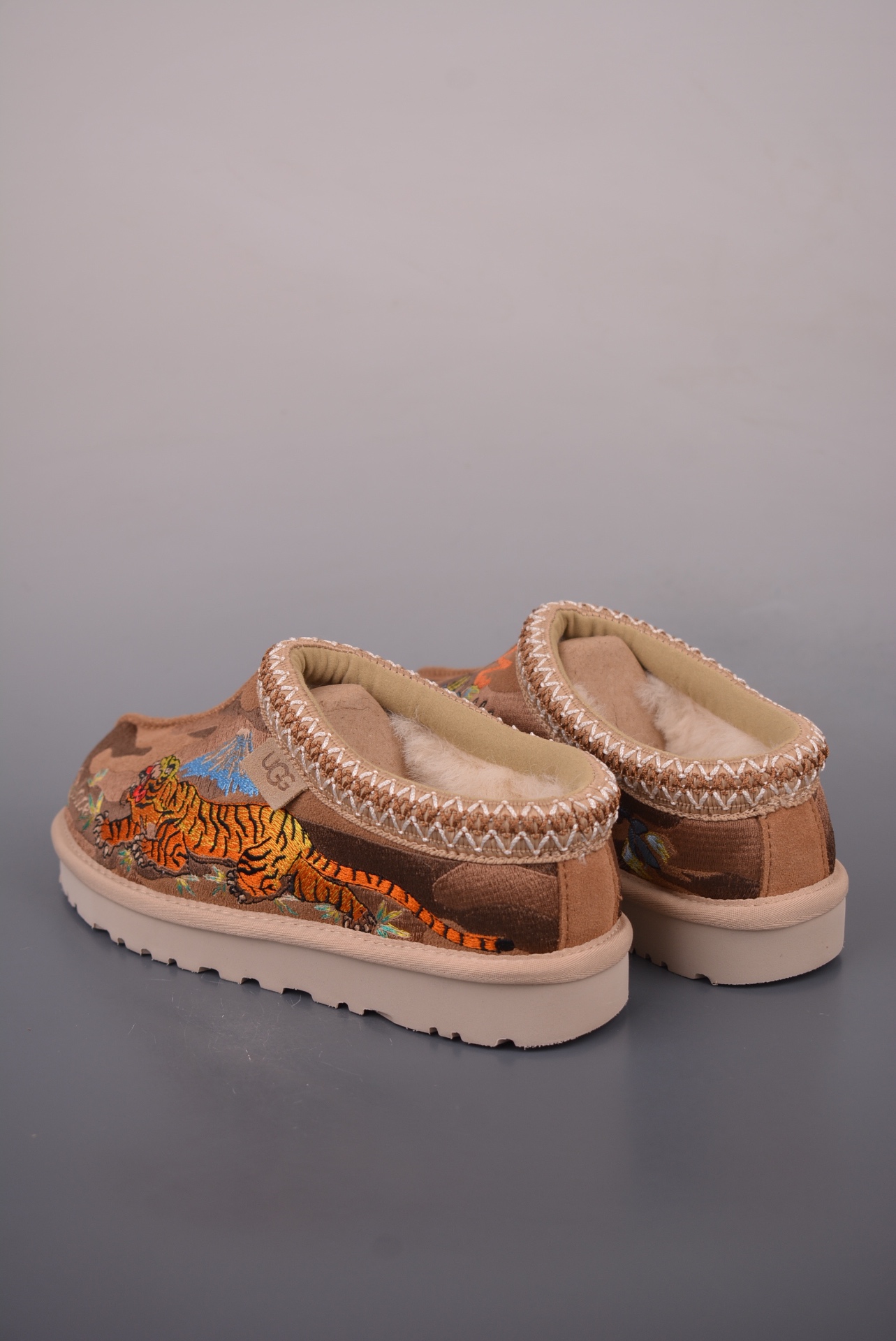 UGG Palace x UGG Tasman Slipper Tiger Pack — Chestnut — 1172070-CTCM — foto 3