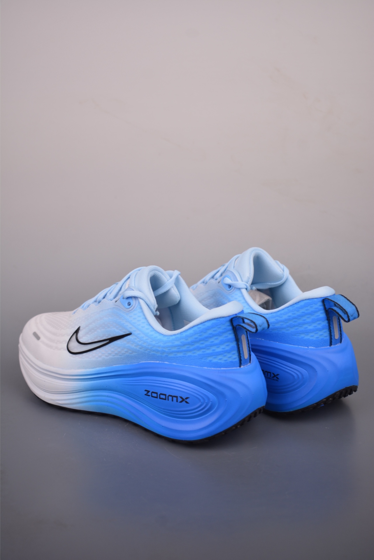 Nike Nike Air Zoom Vomero PLUS — White and Blue Gradient — IM2038-040 — foto 3