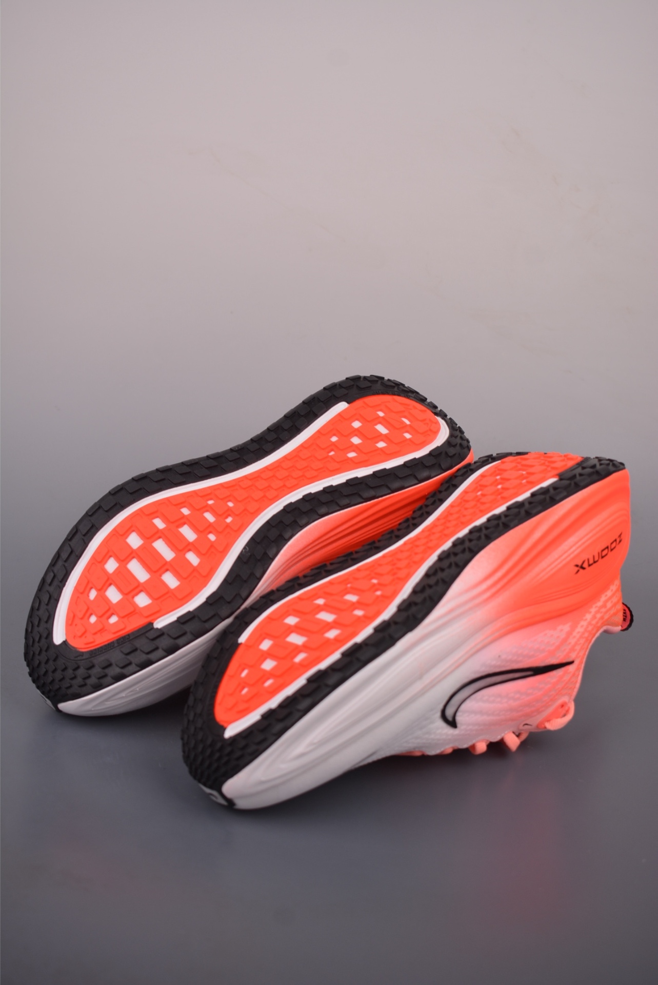 Nike Nike Air Zoom Vomero PLUS — Orange Red / White Gradient — IM2038-039 — foto 5