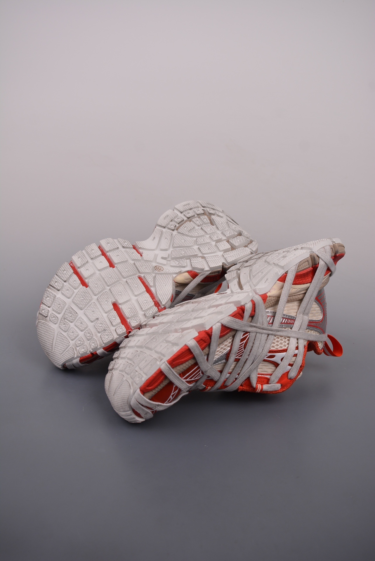 Balenciaga Phantom Sneaker — White / Red — Distressed — foto 5