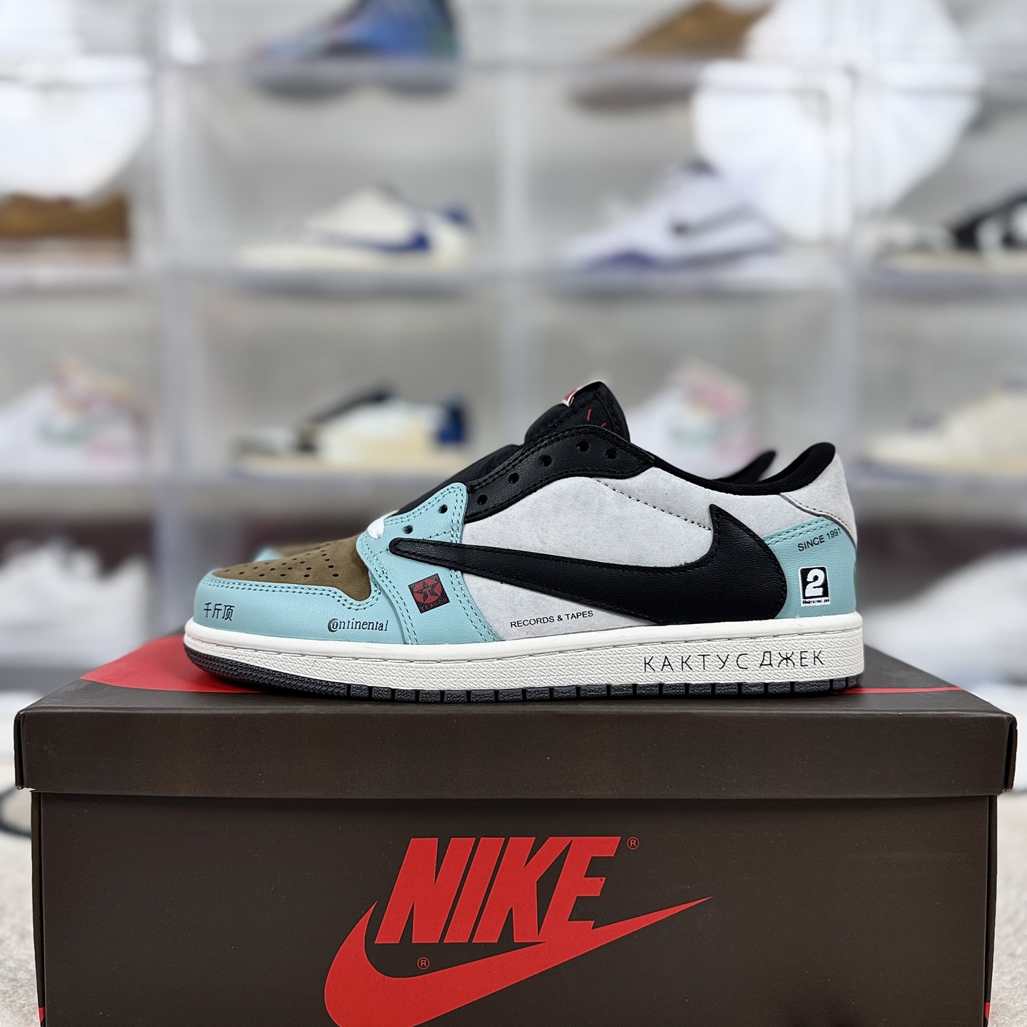 Nike Travis Scott x Air Jordan 1 Retro Low "JACKBOYS" — Black / Sail / French Blue — DM7866-009 — foto 3