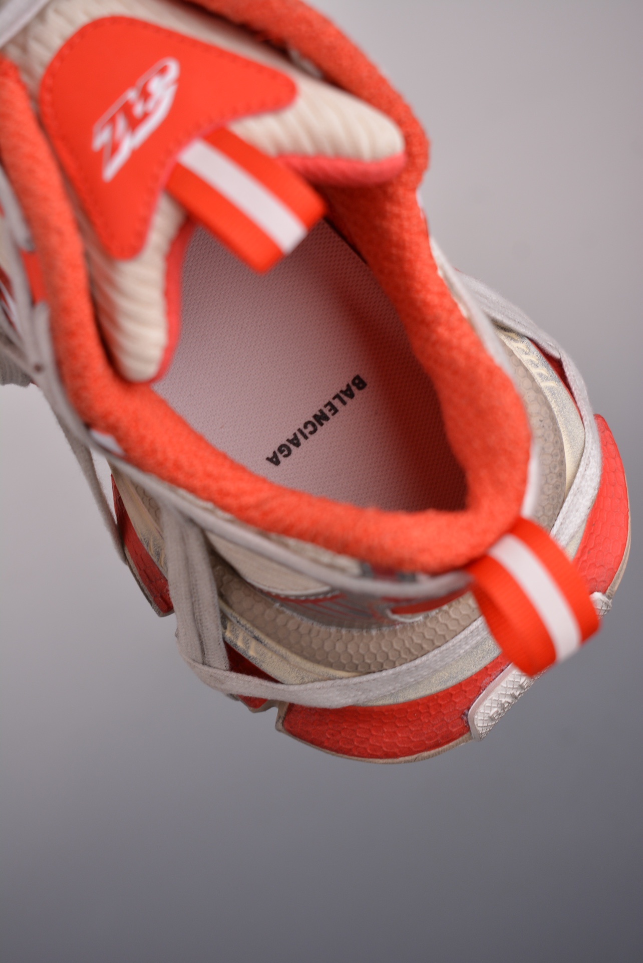 Balenciaga Phantom Sneaker — White / Red — Distressed — foto 4