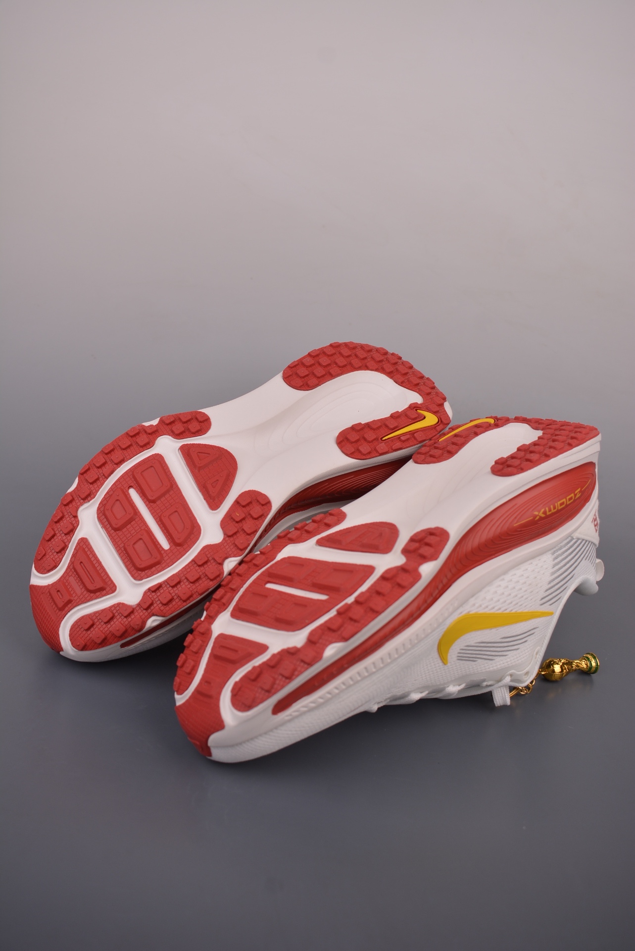 Nike Nike Air Zoom Vomero 18 World Cup Limited Edition — Platinum / Red — DM6868-002 — foto 4