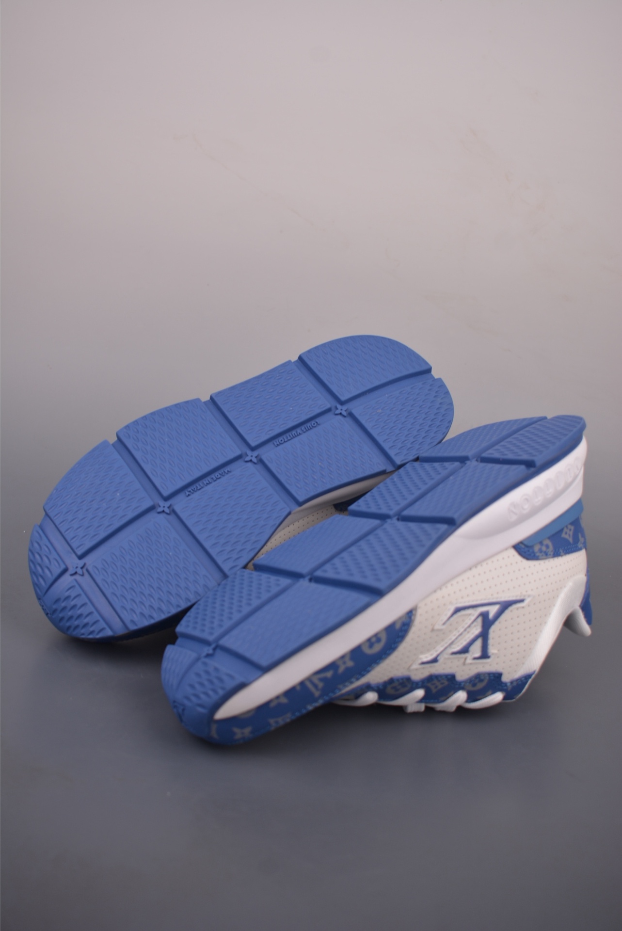 Louis Vuitton LV Classic Sneaker — Bianco / Blu Monogram — 1AHSV1 — foto 4