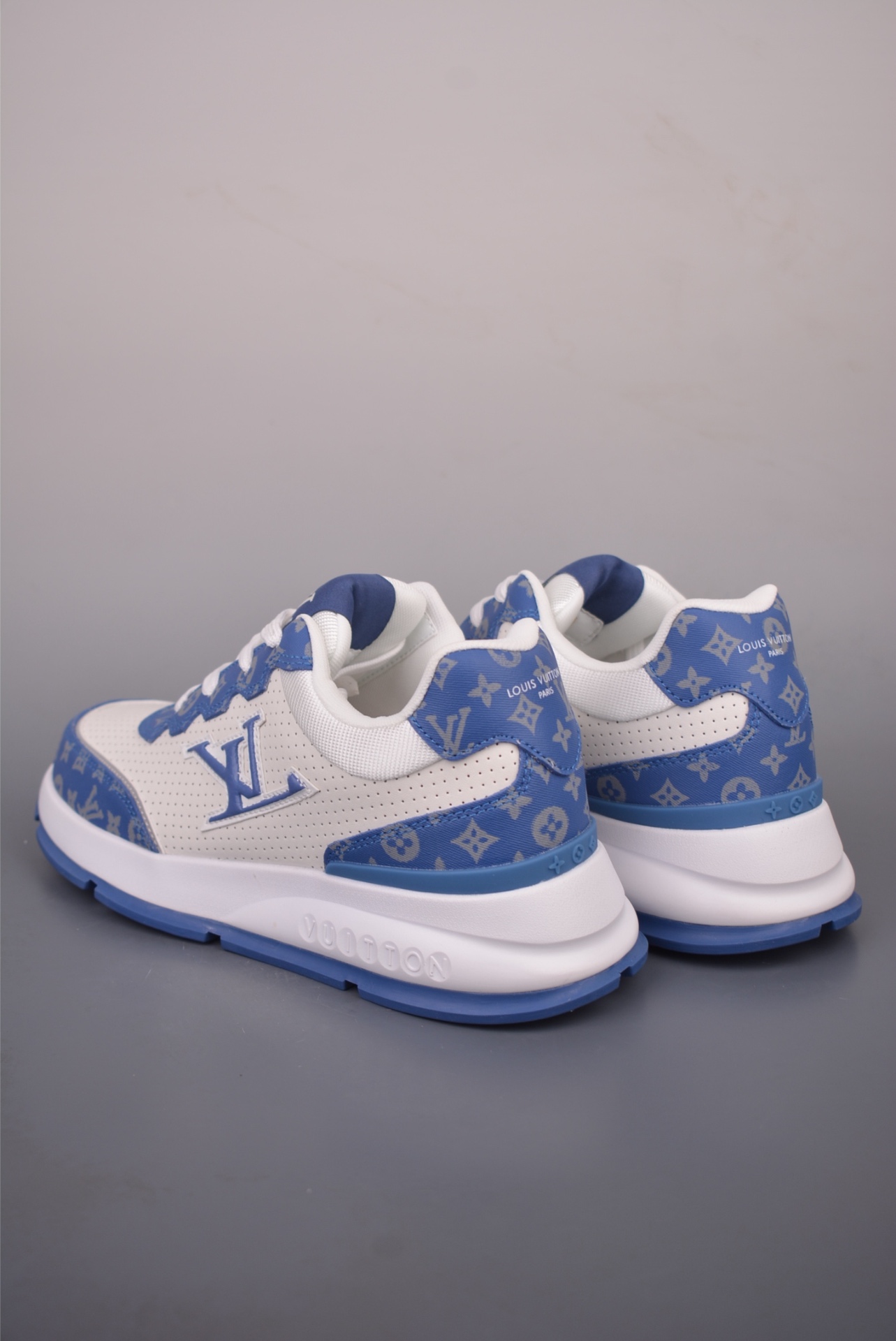 Louis Vuitton LV Classic Sneaker — Bianco / Blu Monogram — 1AHSV1 — foto 2