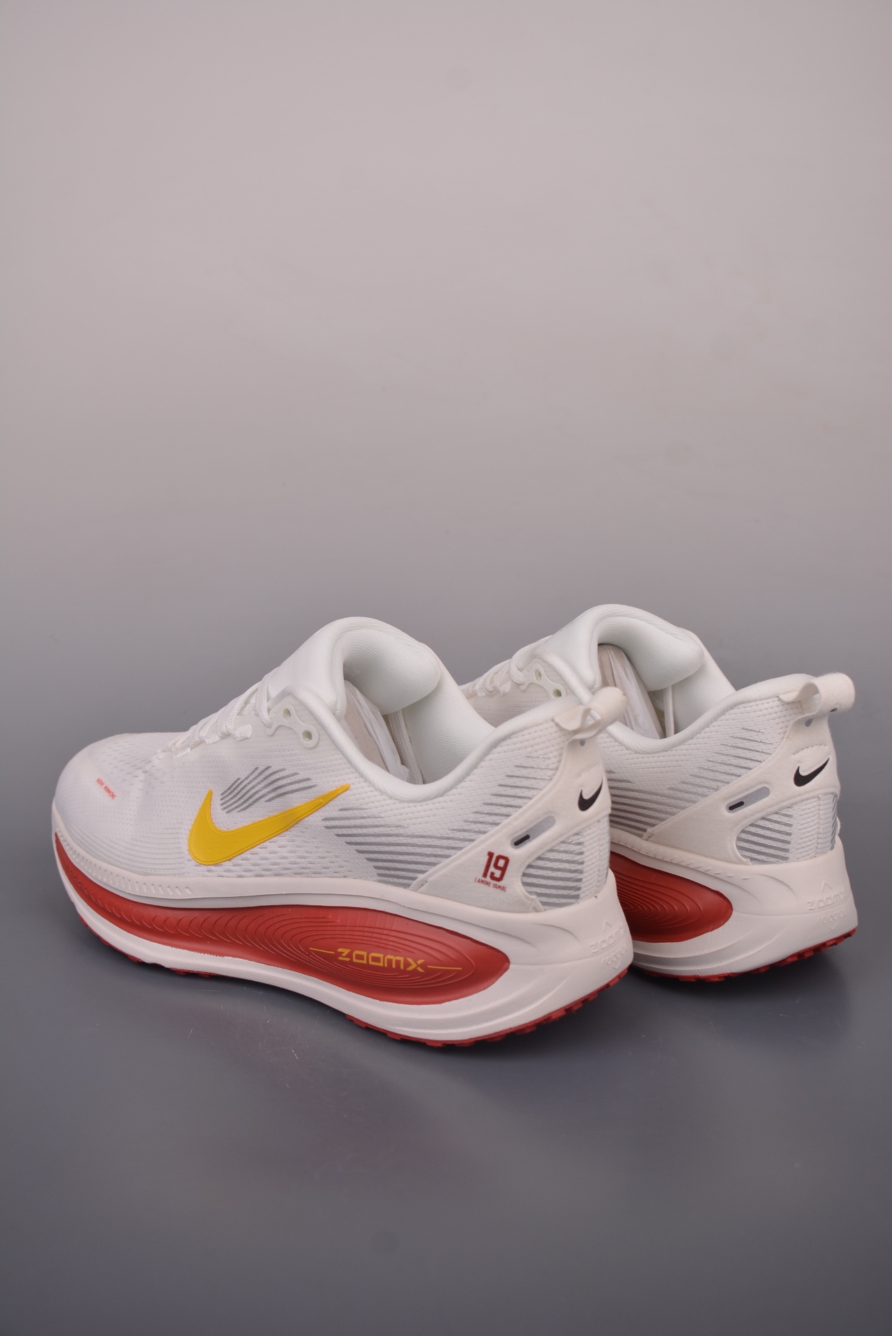 Nike Nike Air Zoom Vomero 18 World Cup Limited Edition — Platinum / Red — DM6868-002 — foto 3