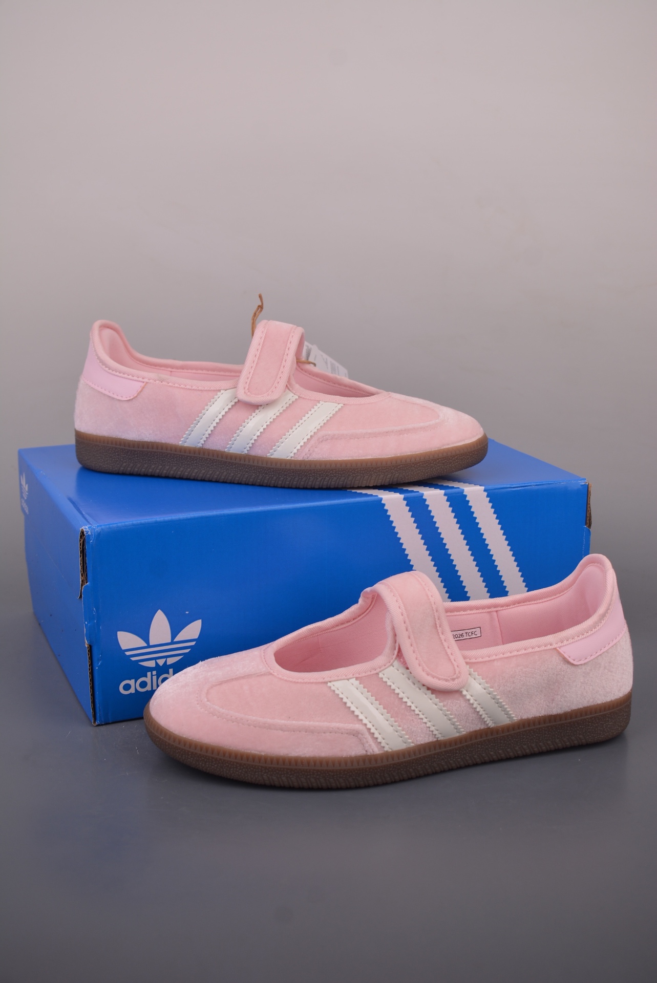 Adidas Care Bears x Adidas Originals Wmns Samba Jane — Clear Pink / Off White / Gum — KK2600 — foto 3