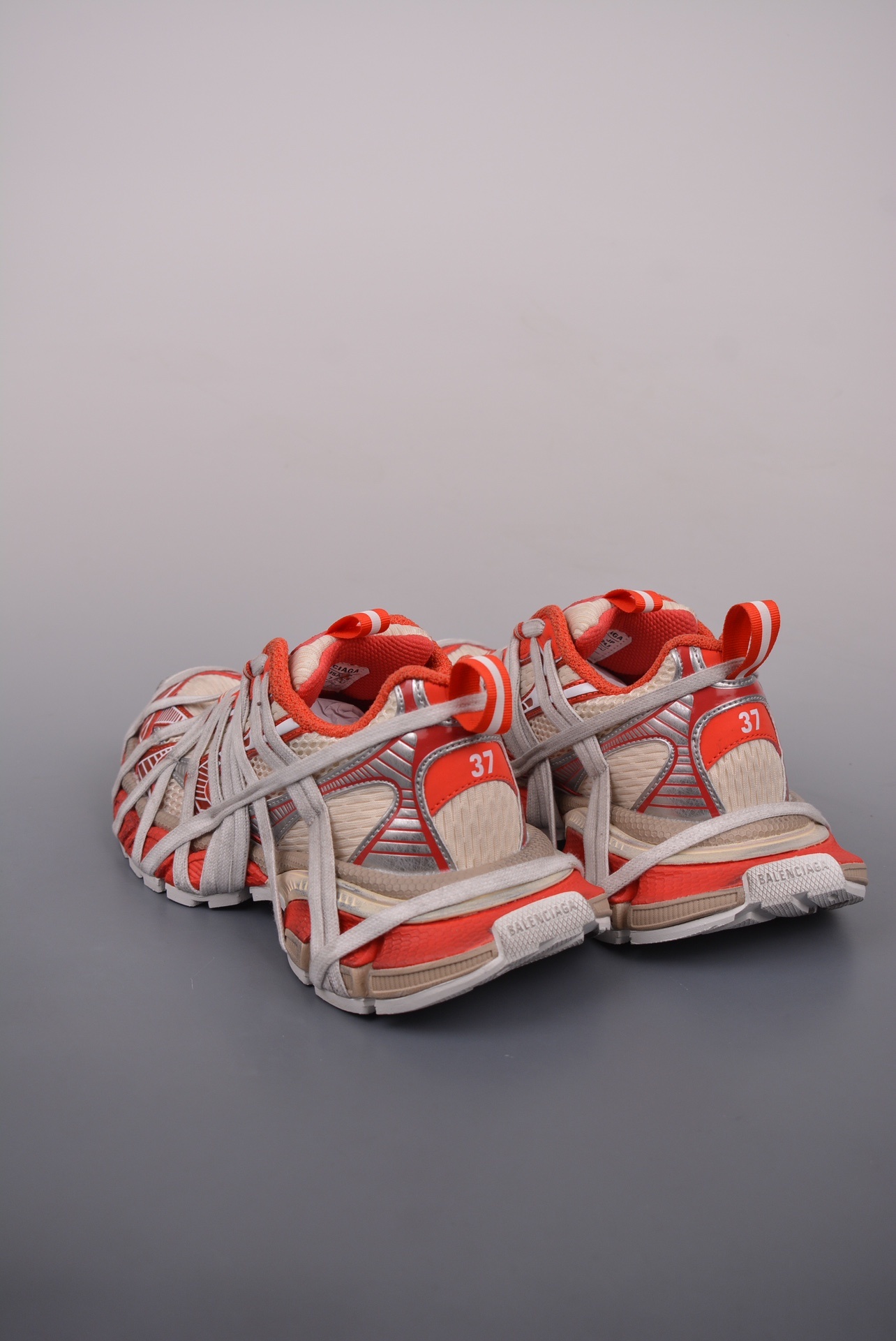 Balenciaga Phantom Sneaker — White / Red — Distressed — foto 3