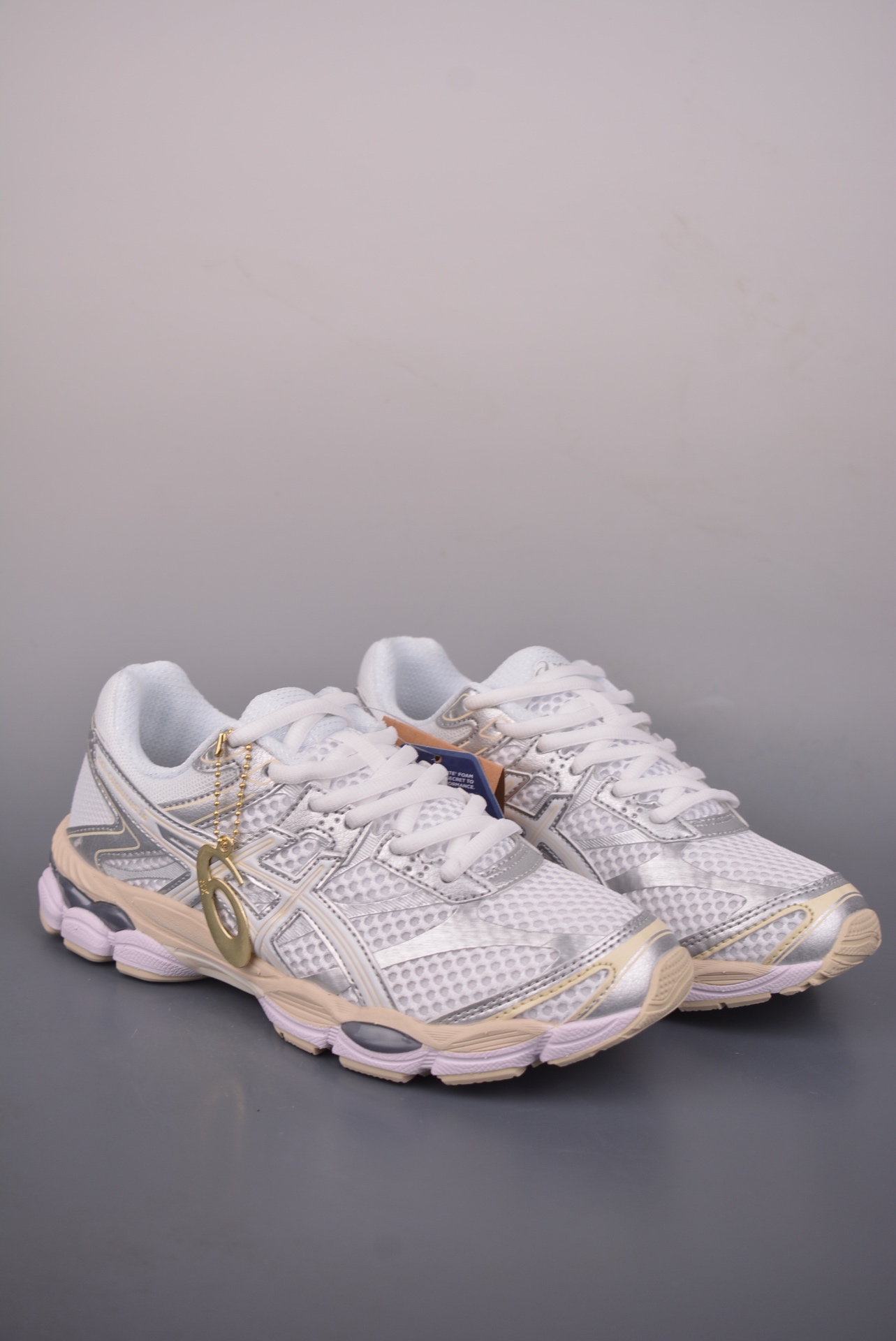 ASICS GEL-Cumulus 16 — Bianco / Argento / Crema