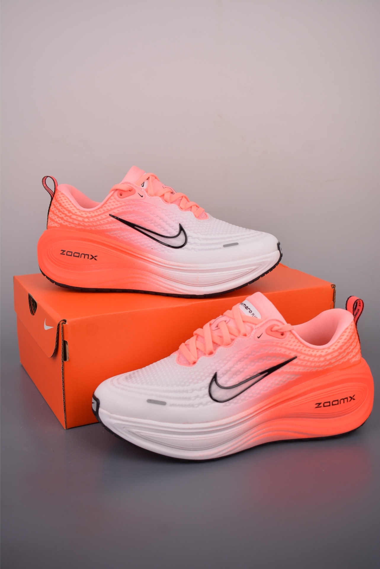 Nike Nike Air Zoom Vomero PLUS — Orange Red / White Gradient — IM2038-039 — foto 2