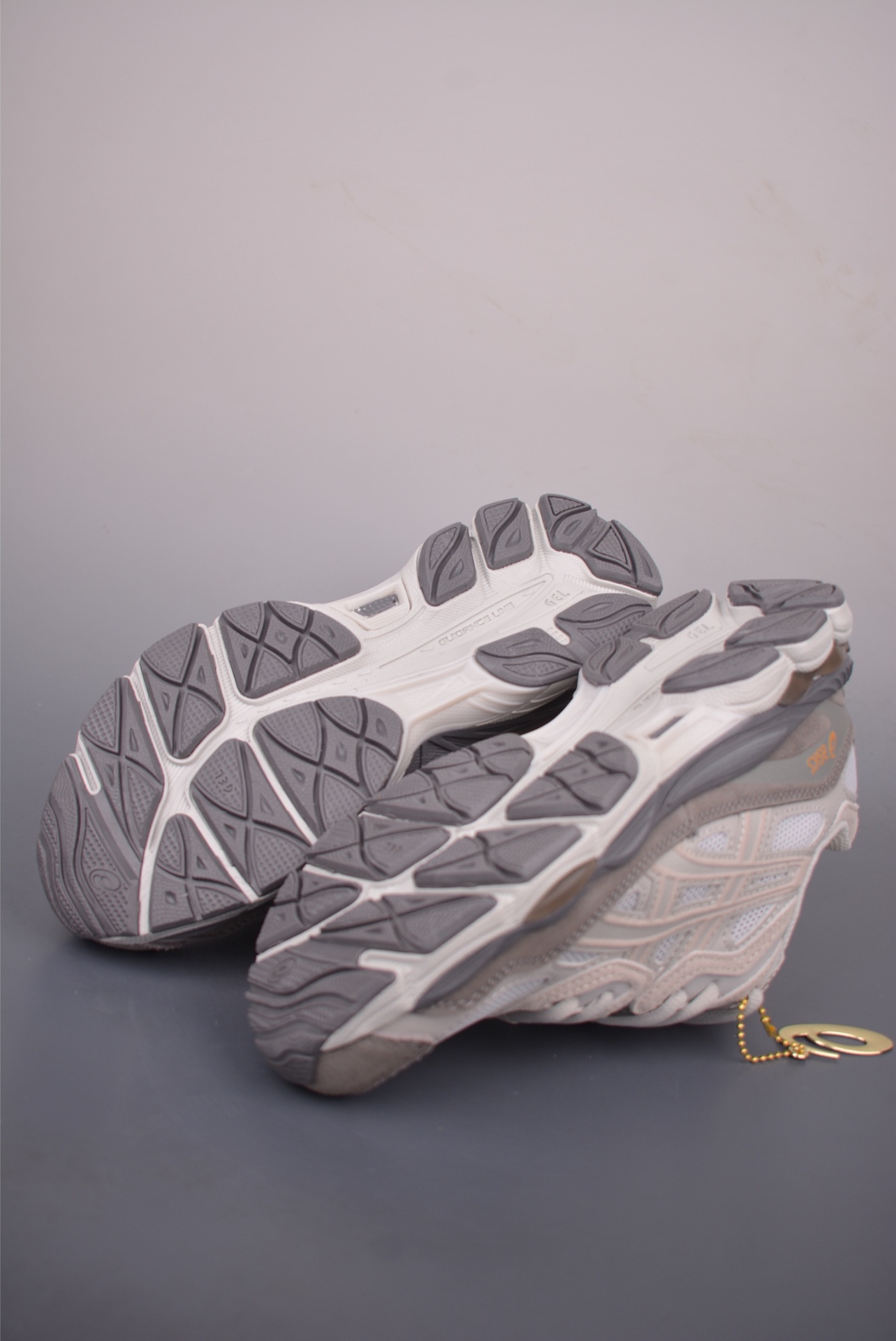 ASICS GEL-NYC — Crema / Grigio / Bianco — foto 4