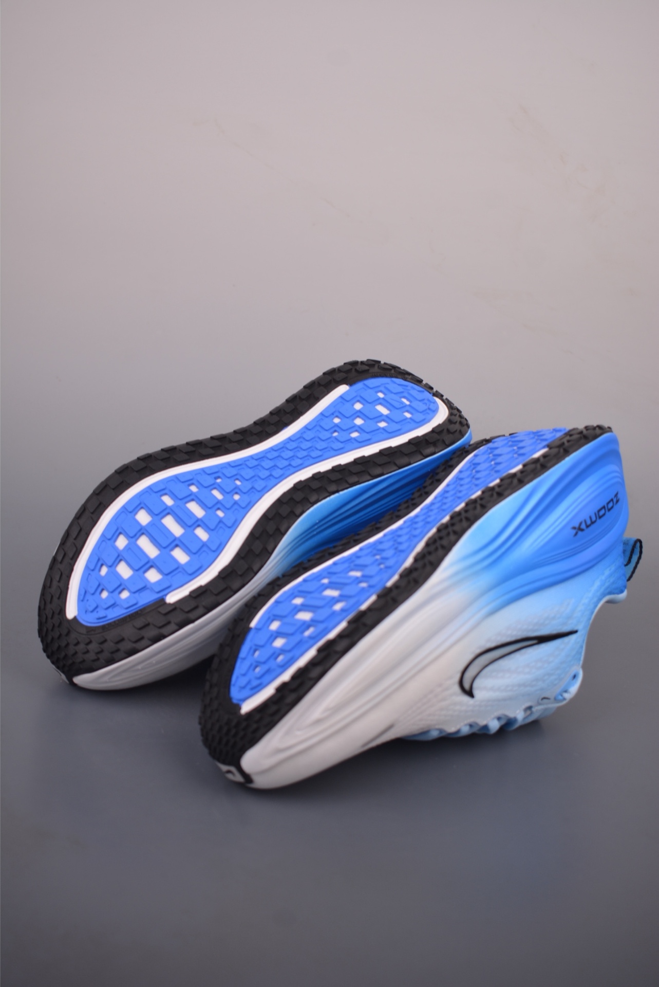 Nike Nike Air Zoom Vomero PLUS — White and Blue Gradient — IM2038-040 — foto 4