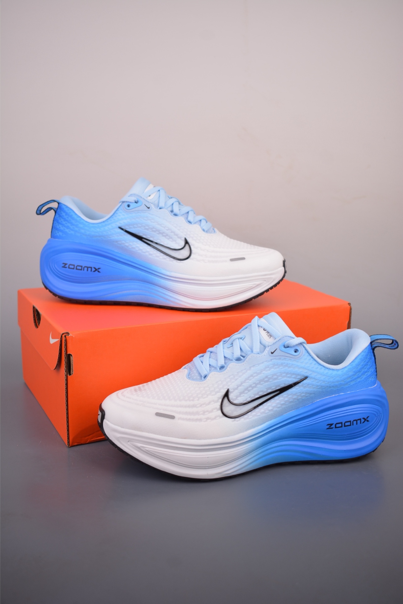 Nike Nike Air Zoom Vomero PLUS — White and Blue Gradient — IM2038-040 — foto 2