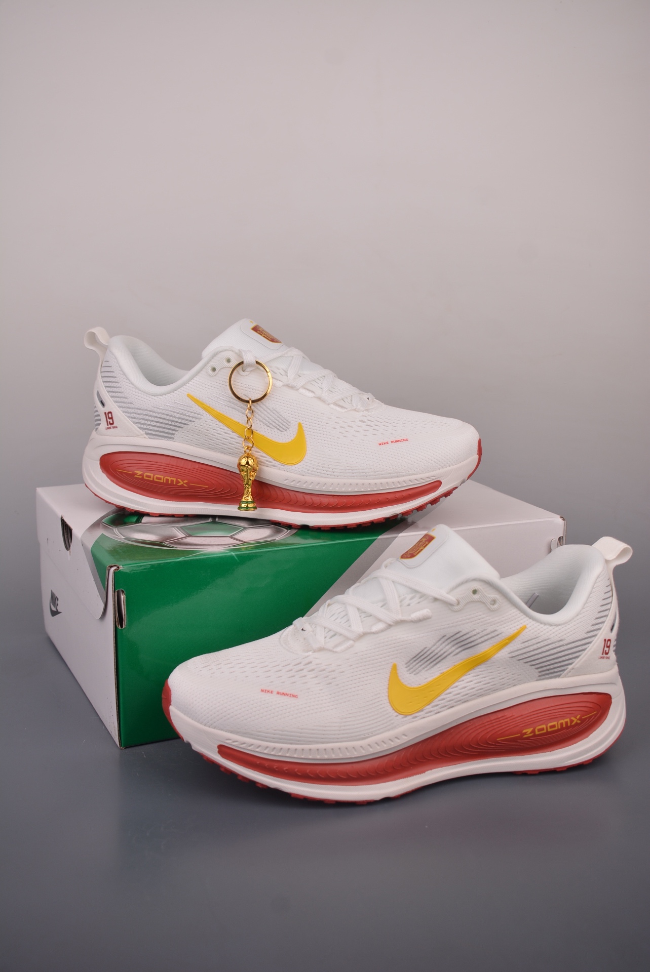 Nike Nike Air Zoom Vomero 18 World Cup Limited Edition — Platinum / Red — DM6868-002 — foto 2