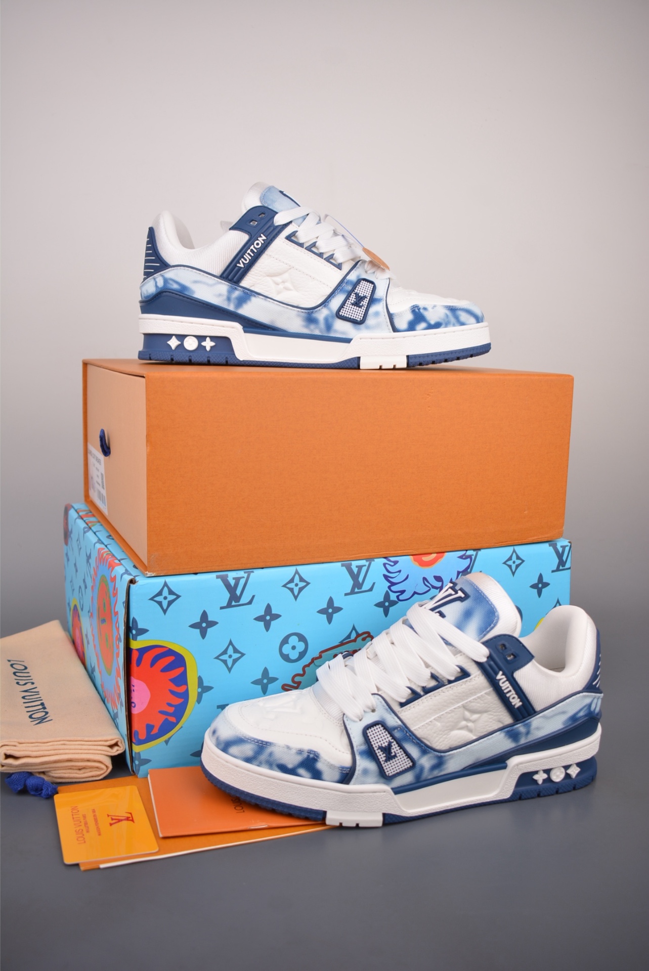 Louis Vuitton LV Trainer — Marine / Bianco-Blu Tie-Dye — 1AJS39 — foto 3