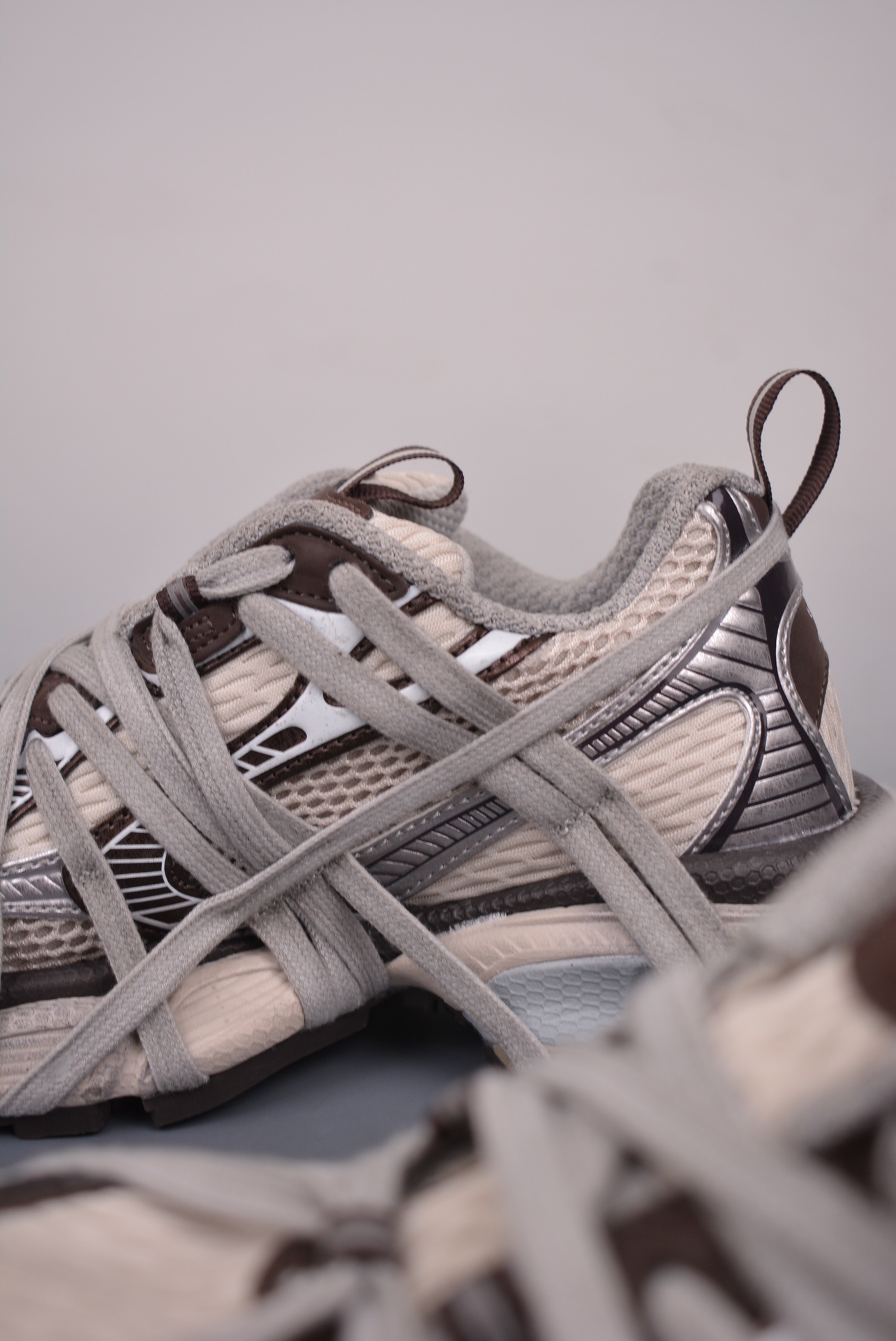 Balenciaga Phantom Sneaker — Grey / Brown — Distressed — foto 4