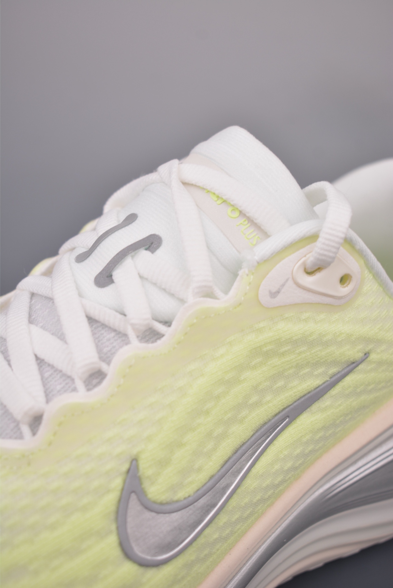 Nike Nike Air Zoom Vomero PLUS — White / Volt Glow — Metallic Silver — foto 4