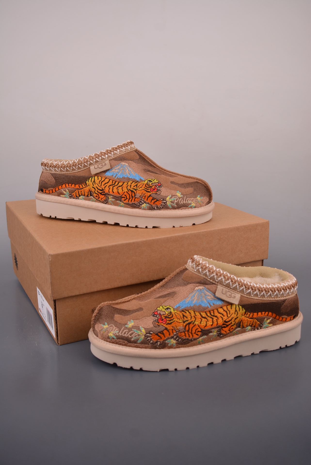 UGG Palace x UGG Tasman Slipper Tiger Pack — Chestnut — 1172070-CTCM — foto 2
