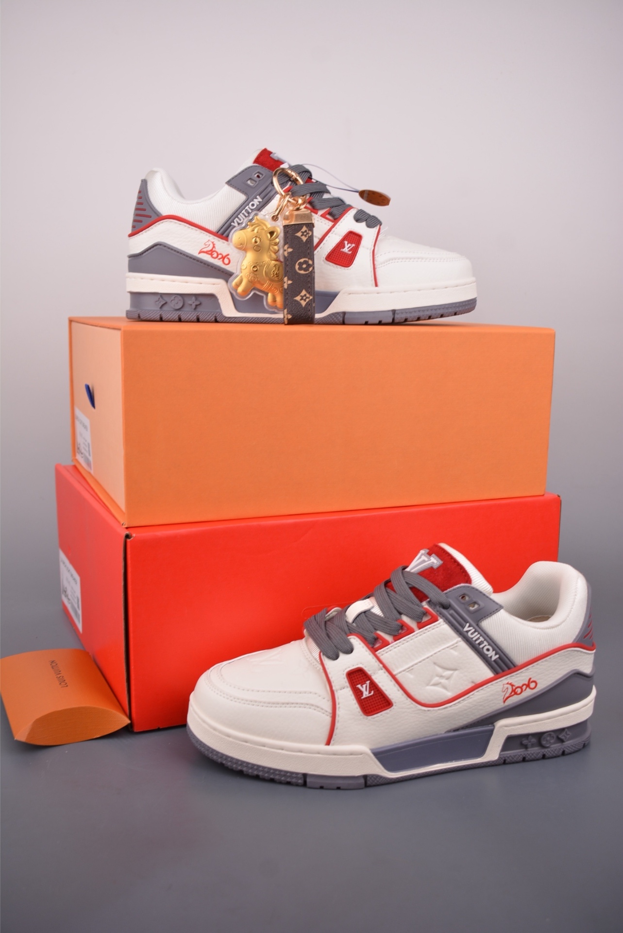 Louis Vuitton LV Trainer — Year of the Horse — Beige / Grigio / Rosso — foto 2