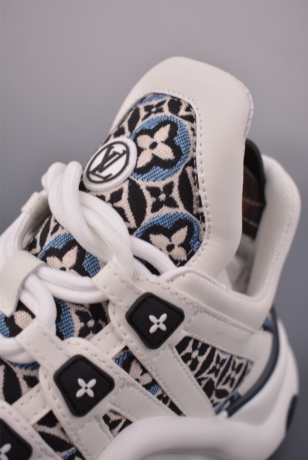 Louis Vuitton LV Archlight — Blu / Bianco / Nero — 1AHOPR — foto 4
