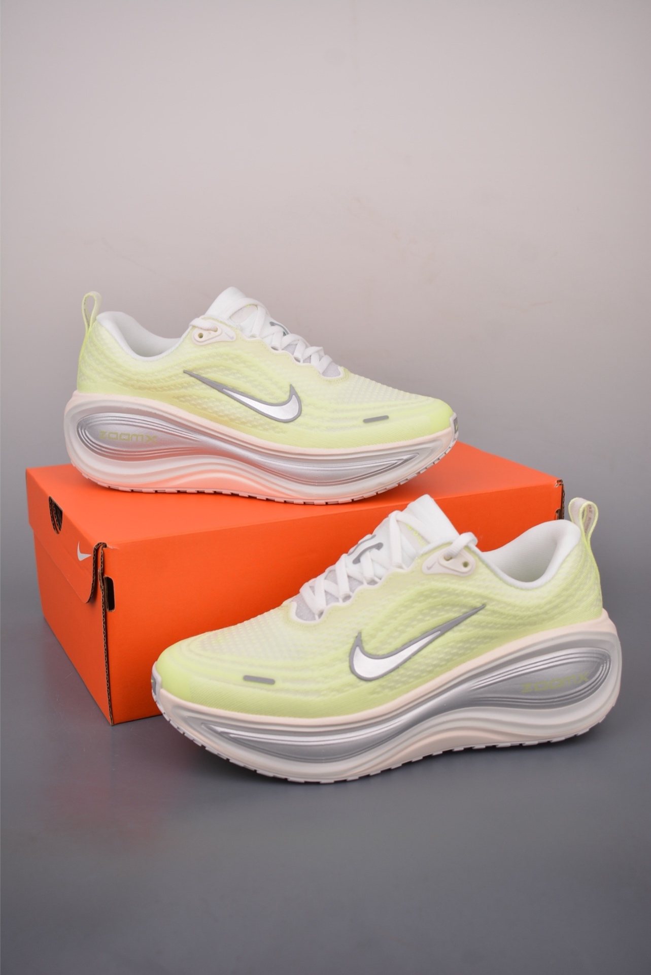 Nike Nike Air Zoom Vomero PLUS — White / Volt Glow — Metallic Silver — foto 2